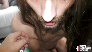 Durva POV szopás és mély torok a lelkes fiatal ribanctól nagy faszhoz vezet, bareback anális