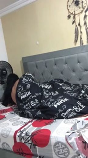 I fuck my girlfriend's pussy on all fours until I cum.