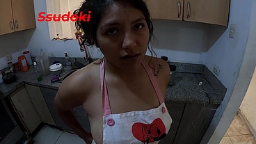 Mi madrastra me quiso hacer de comer, pero no espero que fuera ella la comida, comer ese enorme culo es lo que queria, y me complacio