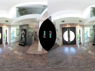 VRHUSH Carmen Caliente catches a thief