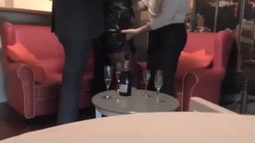 un vieux vicelard fait sauter sa femme par des potes
