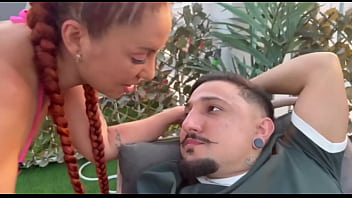 Ruiva safada fudendo escondido na sacada do predio a luz do dia sem camisinha