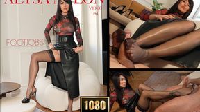 254 ALYSA JOUE AVEC SES PIEDS SUR UNE BELLE BITE FULL HD