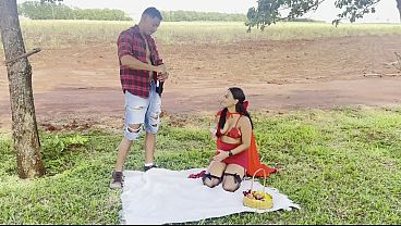 chapeuzinho vermelho muito safadinha encontra com lenhador comedor na floresta e da a bucetinha para o pret&atilde_o