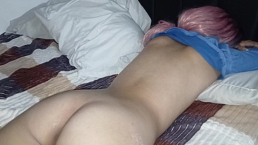 Le hago un masaje especial a mi linda hijastra, que rico chocho tiene - PORNO EN ESPANOL