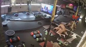 Personal pegando aluna em academia
