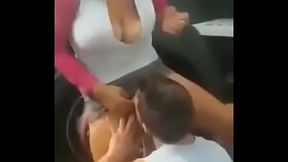 Il l&egrave_che la chatte d'_une camionneuse sur un parking