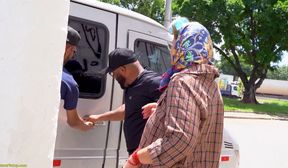 une grand mere aux gros seins est ramassee dans la rue pour se faire baiser profondement dans son cu 4k