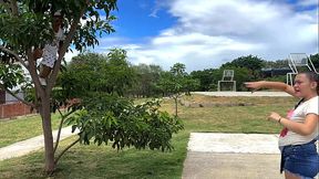 Veo a un peque&ntilde_o enano montado en un &aacute_rbol vi&eacute_ndome haciendo ejercicio y me invita a su apartamento para follarme hasta venirse dentro de mi y termina en mi culo estrecho.