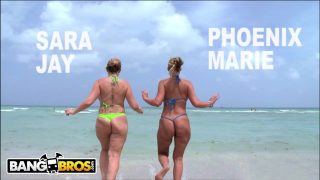 Les stars du PAWG, Sara Jay et Phoenix Marie, se font marteler le gros cul.