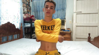 Sólová ohebná teenagerka masturbuje s prstěním, končí žhavým výstřikem na obličej a dychtivým polykáním