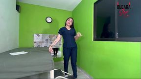 Me masturbo con el dildo de mi hermanastra hasta que me corro