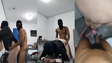Esculaxando o adv0gad e mijando no cu dele