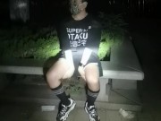 公園で通行人に彼の手の中毒を示す黒いストッキングのかわいい