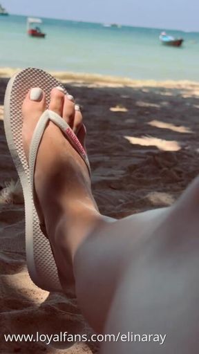 Flip Flop Dangling am Strand 😏