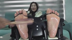 Yao Yao's bare foot tickling in the pillory while getting oiled - a custom request