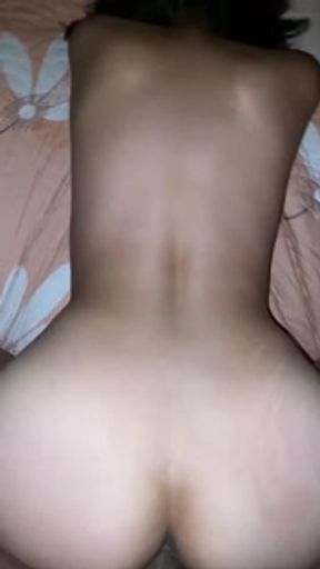 CASERO REAL AMATEUR MI HERMANASTRA SE PONE PIERNAS AL HOMBRO PARA QUE LA FOLLE BIEN DURO Y RICO