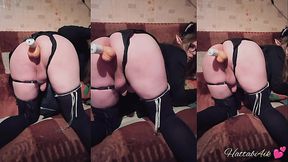 Механический дилдо трахает попку фембоя до сквирта