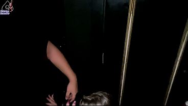 EU E MEU AMIGO COMEMOS DUAS PUTINHAS NO GLORY HOLE NA CASA DE SWING