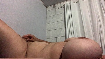 Brincando com o vibrador na minha buceta melada