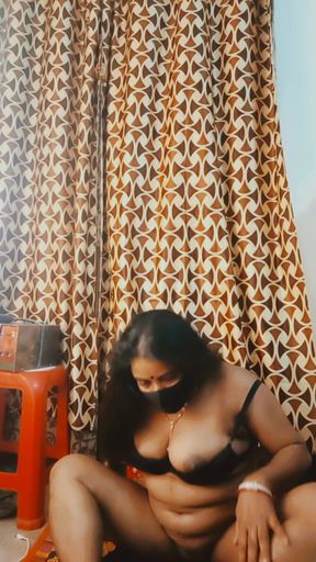 Slutty boudi fingering her big juicy pussy