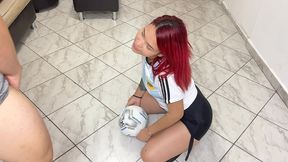 jugando futbol con mi madrastra - hijastro le ensena a su sexy madrastra a jugar futbol