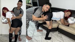 jugando futbol con mi madrastra - hijastro le ensena a su sexy madrastra a jugar futbol