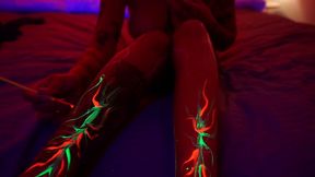 amelia se toca y brilla: placer, tatuajes y pintura en un casting unico