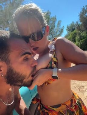 My beach neighbour was horny and decide it to give me a handjob