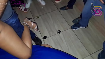 Corno deixa esposa andar sozinha no swing e ela volta arrombada por v&aacute_rios pau grande e grosso