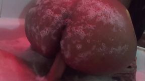 Gozando nela dentro da banheira gostosa rabuda