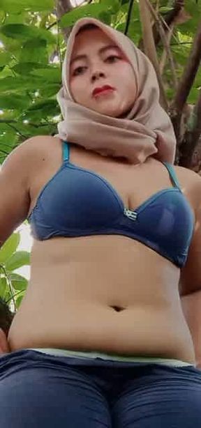 Tante hijab malang colmek dikebun part1