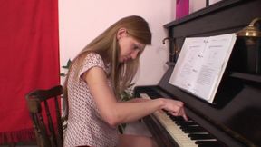 Hold milf rides a monster cock after sucking it deepthroat