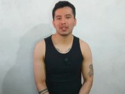 Jovencito twink de 21años le da sexo oral a la vergota de tio de su mejor amiga!