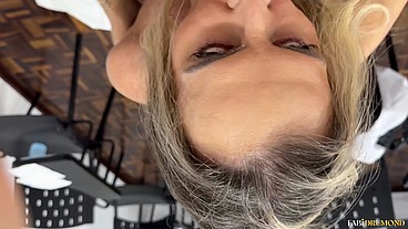 Professora Milf se masturba até gozar na sala de aula