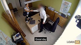 Loan4k. la mignonne blondie ne peut pas payer le loyer alors elle va à la banque pour un prêt