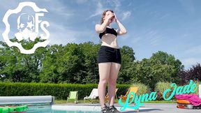 nouvelle video gratuite pour mes abonnes !!! godage devant la piscine ma...