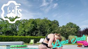 nouvelle video gratuite pour mes abonnes !!! godage devant la piscine ma...