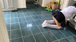 padrastro pervertido atarapa a su hijastra en cuatro patas y la folla hasta eyacular