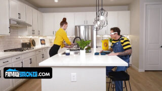 Erin Everheart et April, deux belles-mères rousses aux formes généreuses, offrent des fellations torrides avant une intense pénétration anale.