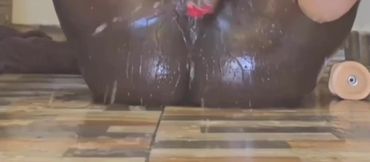 Big ass Ebony squirts in hot solo toying session