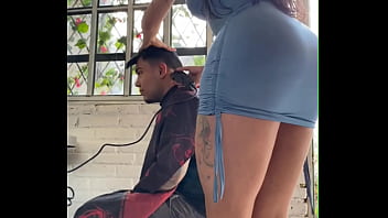 MI ESTILISTA ME CORTA EL CABELLO EN UN VESTIDO SENSUAL Y TUVIMOS UN SEXO LLENO DE PLACER Y LUJURIA