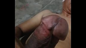 Hombre se deleita con su verga