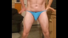 Baile striptease con tanga de elefante terminando desnudo.