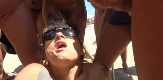 einceinte elle fait un bukkake a la plage