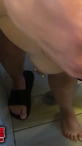 Veo a Mi Esposa Mientras Se Ducha Y Se Me Antoja Y Entro