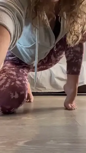 Venía del gym calentita y me estaba esperando el repartidor en la puerta con este pedazo de pollon, No me resistí a cabalgarlo como merecía. Que nota le pondrías tú a mi nuevo dildo?