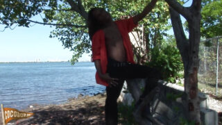 Masturbacja, czarny, vintage – solowy klip dziewczyny, na którym młodzi faceci ruchają się nawzajem w dupę