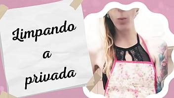 Sissy Aniya - limpando a privada