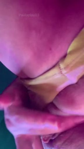 Wet pussy sound and an amazing close-up view. Chica rubs her until she cums